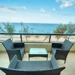 Luxury & Spacious 3 Bedroom Seafront, Balcony Yhai1-1 Apartment *
