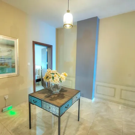 Lejlighed Luxury & Spacious 3 Bedroom Seafront, Balcony Yhai1-1