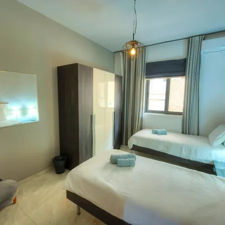 Luxury & Spacious 3 Bedroom Seafront, Balcony Yhai1-1