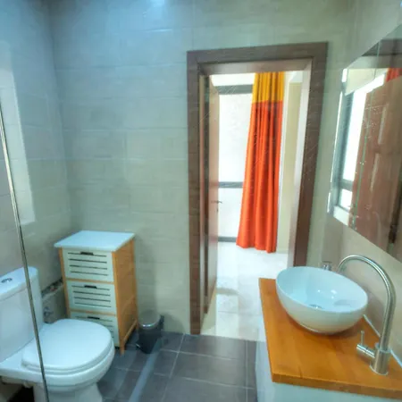 Lejlighed Luxury & Spacious 3 Bedroom Seafront, Balcony Yhai1-1
