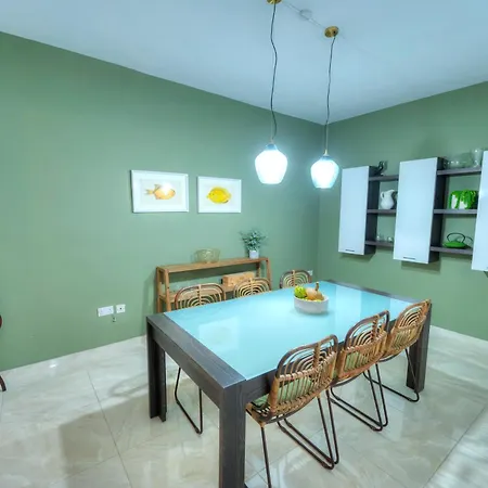 Luxury & Spacious 3 Bedroom Seafront, Balcony Yhai1-1 Sliema