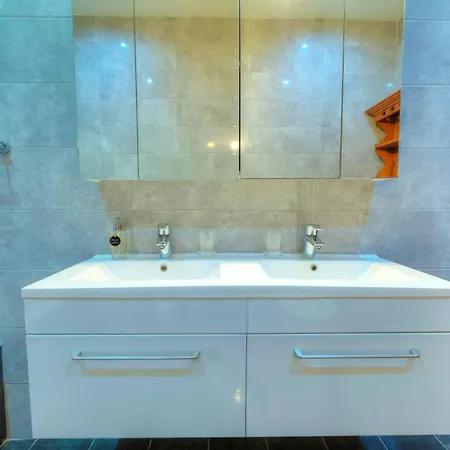 Lejlighed Luxury & Spacious 3 Bedroom Seafront, Balcony Yhai1-1