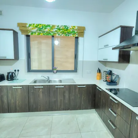 Luxury & Spacious 3 Bedroom Seafront, Balcony Yhai1-1 Apartment