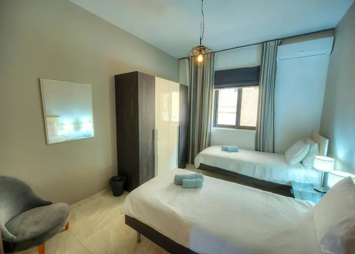 Luxury & Spacious 3 Bedroom Seafront, Balcony Yhai1-1