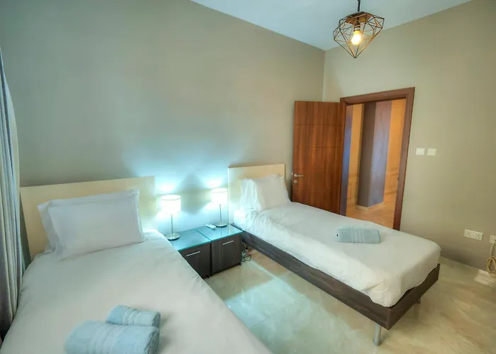 Luxury & Spacious 3 Bedroom Seafront, Balcony Yhai1-1 アパート スリーマ