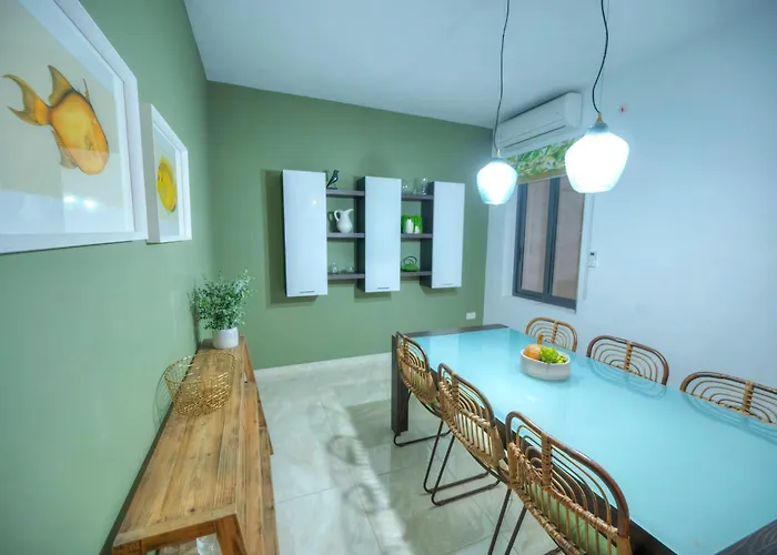 Luxury & Spacious 3 Bedroom Seafront, Balcony Yhai1-1