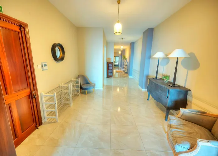 Luxury & Spacious 3 Bedroom Seafront, Balcony Yhai1-1 スリーマ