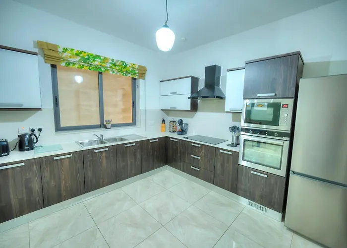 Luxury & Spacious 3 Bedroom Seafront, Balcony Yhai1-1 アパート スリーマ