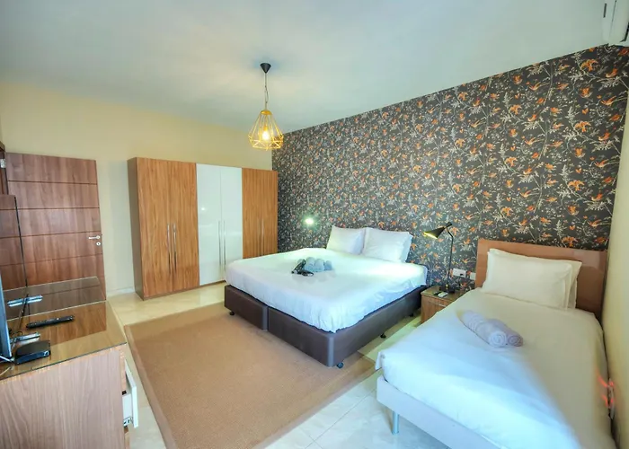 アパート Luxury & Spacious 3 Bedroom Seafront, Balcony Yhai1-1 スリーマ