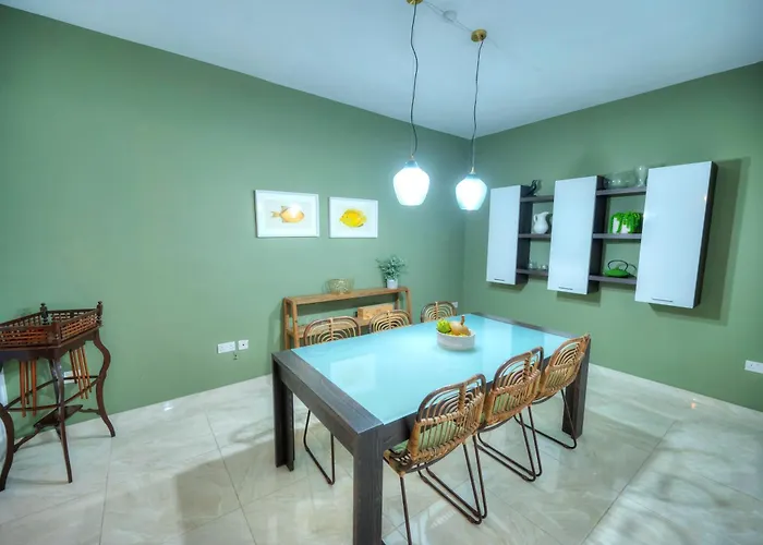 Luxury & Spacious 3 Bedroom Seafront, Balcony Yhai1-1 スリーマ