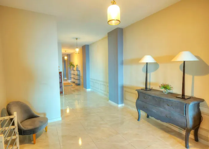 Luxury & Spacious 3 Bedroom Seafront, Balcony Yhai1-1 * スリーマ