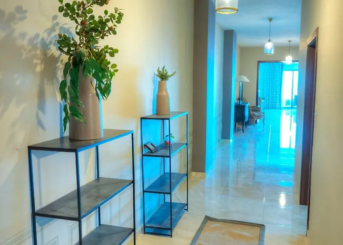 Luxury & Spacious 3 Bedroom Seafront, Balcony Yhai1-1