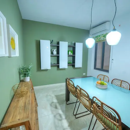 Luxury & Spacious 3 Bedroom Seafront, Balcony Yhai1-1